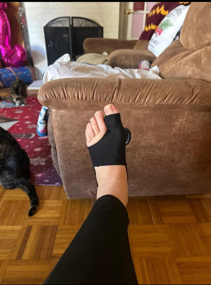 Gel pad cushions the bunion area