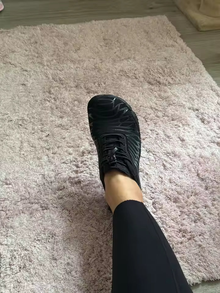Built-in toe separator helps reduce toe crowding